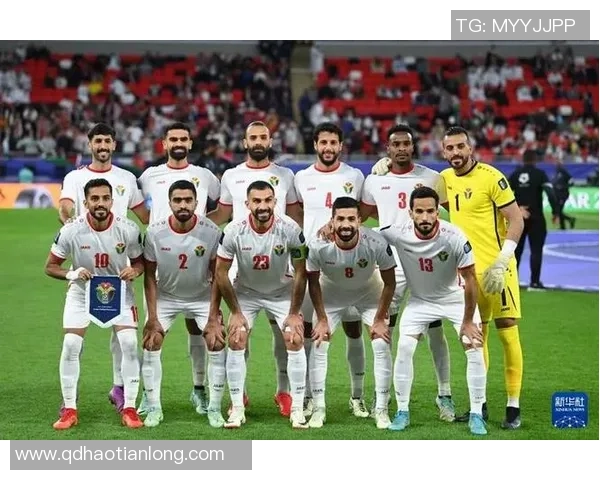 足球明星们齐聚一堂合影留念展现黄牌风采与友谊的精彩瞬间